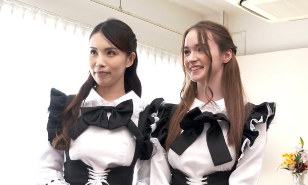 Две восточные служанки играют кисками для своего зрелого хозяина.