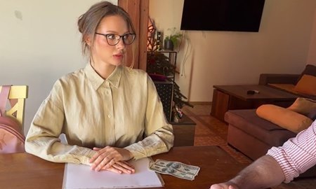 Сиделка получает в десятеро больше за трах в рот и в пизденку.